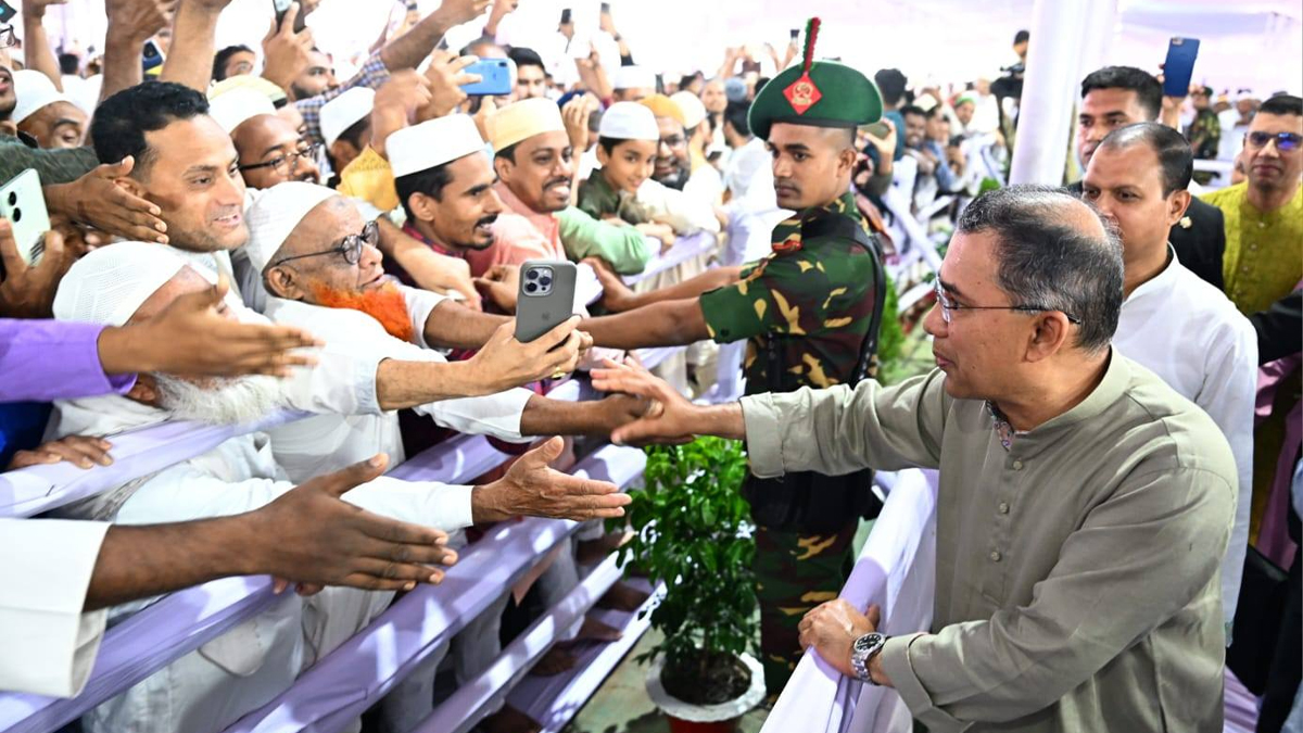 ঈদের নামাজ শেষে মুসল্লিদের সঙ্গে শুভেচ্ছা বিনিময় প্রধানমন্ত্রীর