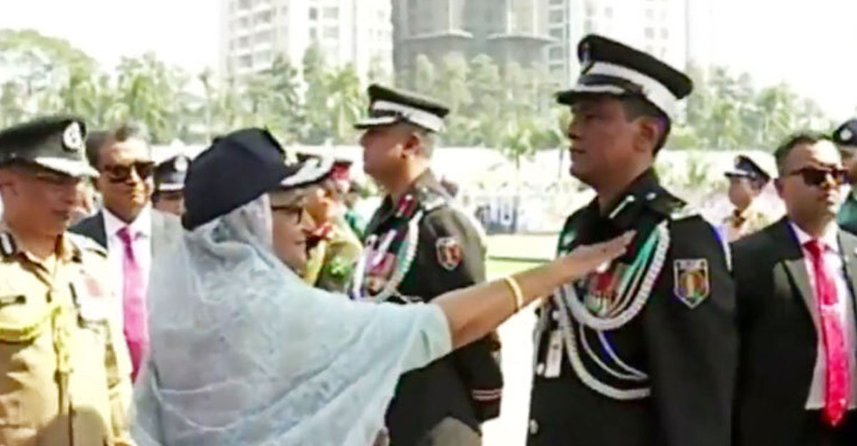 ৪০০ পুলিশ সদস্যকে পদক পরিয়ে দিলেন প্রধানমন্ত্রী