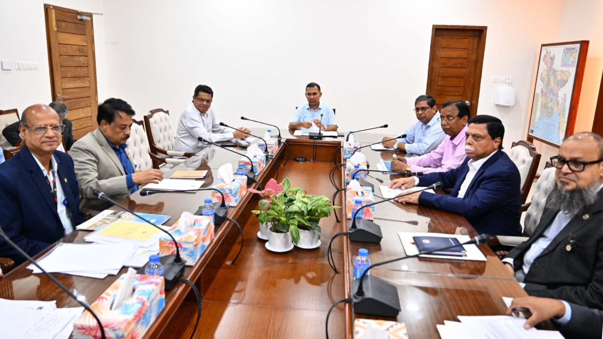রাজধানীর ৫ লেকের দূষণ রোধে সমন্বিত উদ্যোগের নির্দেশ প্রধানমন্ত্রীর