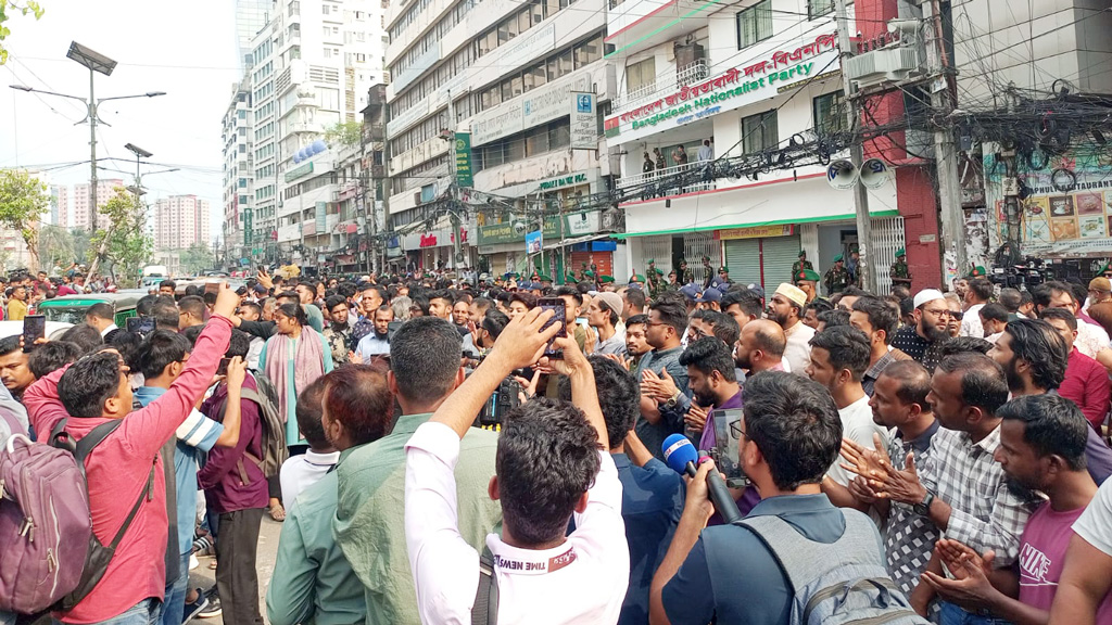 প্রধানমন্ত্রীর আগমন ঘিরে নয়াপল্টনে বিএনপি নেতাকর্মীদের ঢল