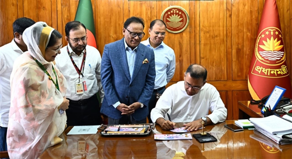 ফিফা বিশ্বকাপ উপলক্ষ্যে স্মারক ডাকটিকিট উন্মোচন করলেন প্রধানমন্ত্রী