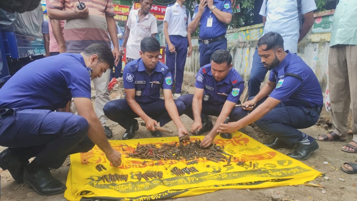বগুড়ায় ড্রেনে মিলল ৩৪০ রাউন্ড গুলি