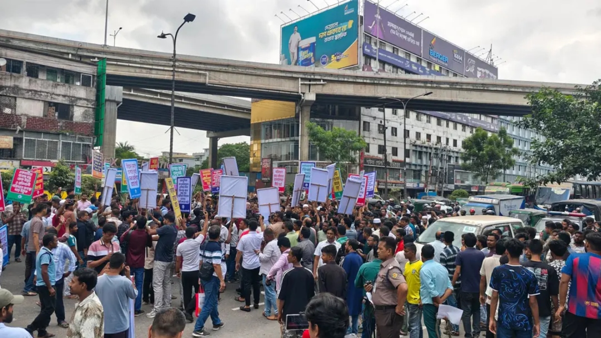 স্লিপার বাসের বৈধতার দাবিতে বনানীতে সড়ক অবরোধ