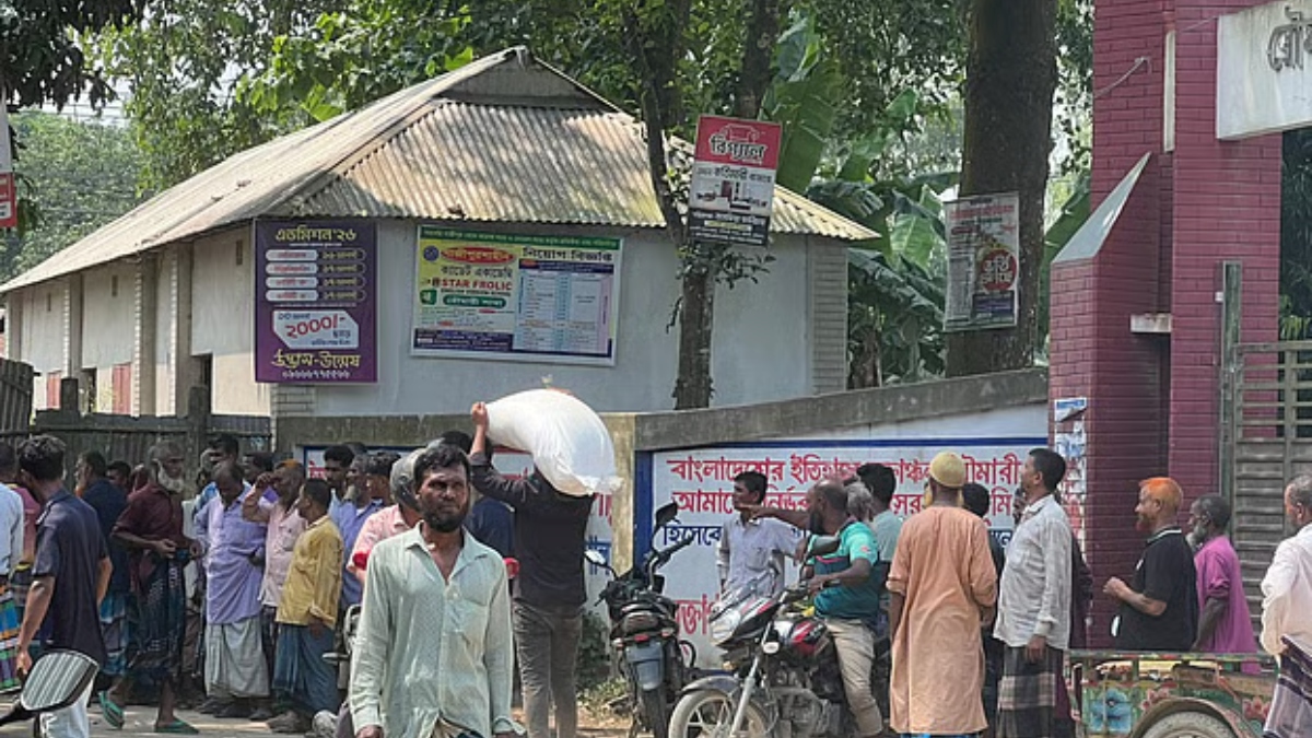 সার সংকট: রৌমারীতে গুদাম ভেঙে সার নিয়ে গেছে ক্ষুব্ধ কৃষকরা