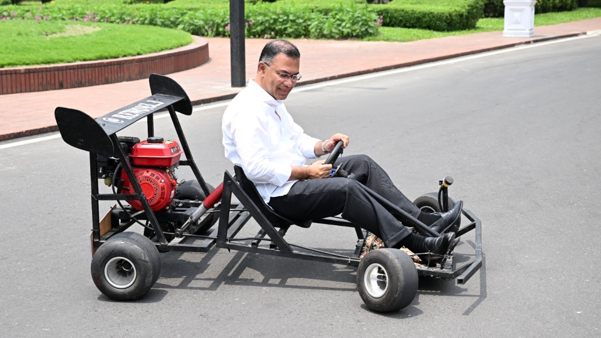 কলেজছাত্রের বানানো ‘রেসিং কার’ চালালেন প্রধানমন্ত্রী