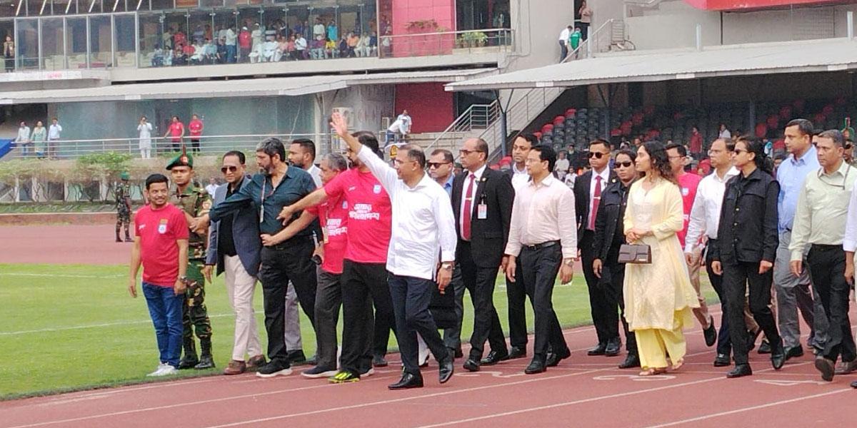 মেয়েকে নিয়ে হঠাৎ জাতীয় স্টেডিয়ামে প্রধানমন্ত্রী