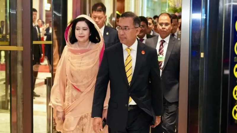 ডালিয়ানে অর্থনৈতিক সম্মেলন শেষে বেইজিংয়ের পথে প্রধানমন্ত্রী