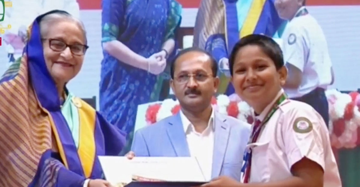 প্রাথমিক শিক্ষা পদক তুলে দিলেন প্রধানমন্ত্রী
