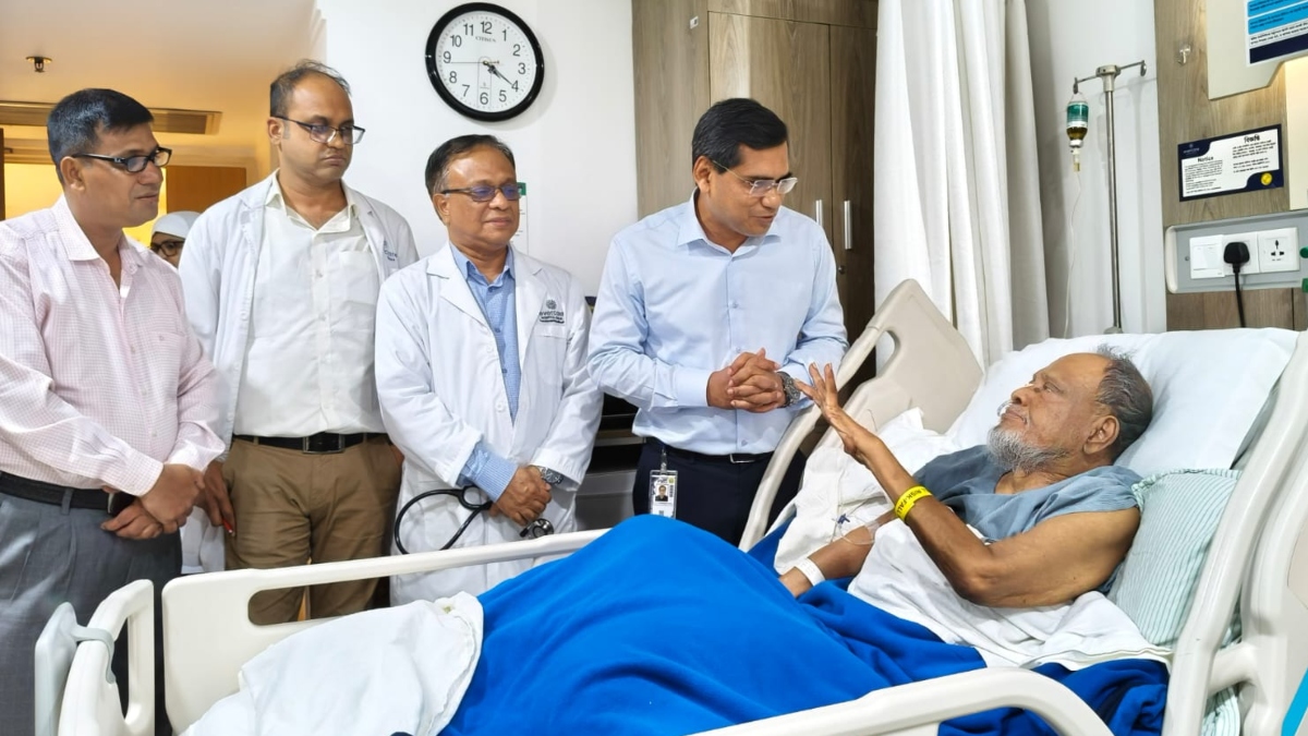 প্রধানমন্ত্রীর নির্দেশনায় ব্যারিস্টার রফিকুল ইসলামকে দেখতে হাসপাতালে ডা. বিটু
