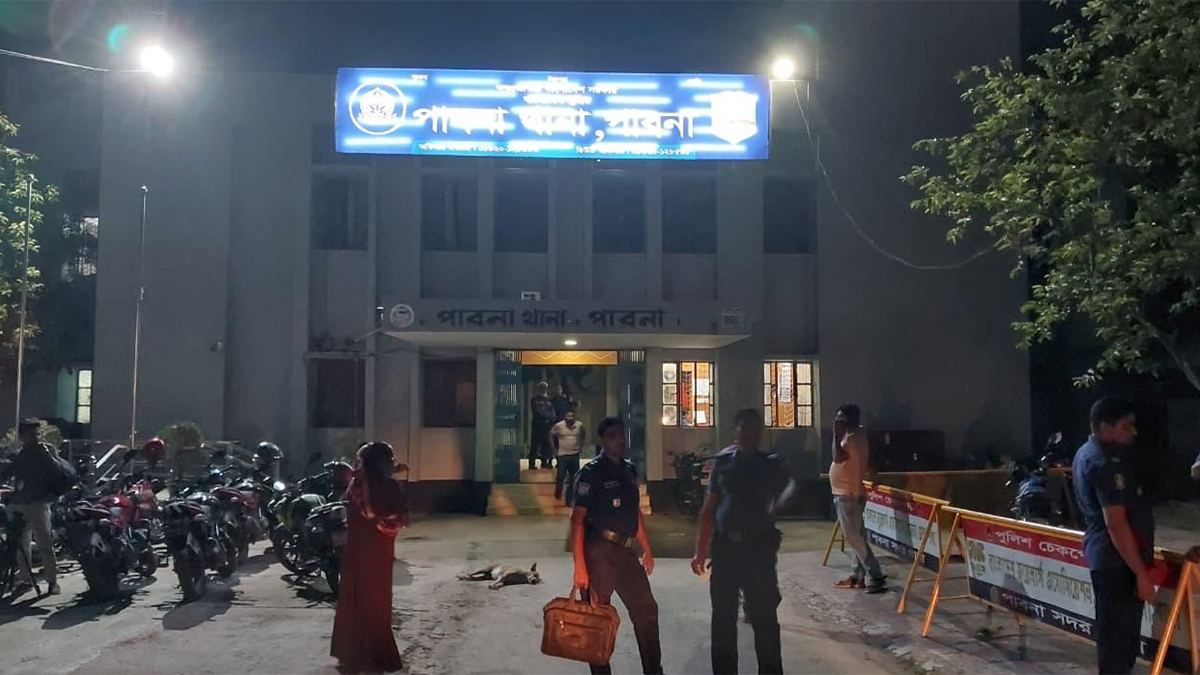 পাবনায় ছেলের সামনে বাবাকে গুলি করে হত্যা, ছুরিকাঘাতে তরুণ খুন