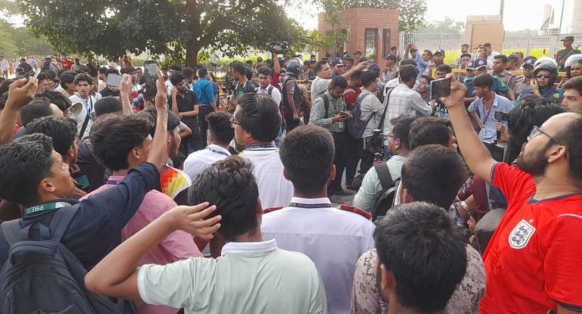 শিক্ষামন্ত্রীর পদত্যাগসহ ৩ দাবিতে সংসদ ভবনের সামনে শিক্ষার্থীদের অবস্থান