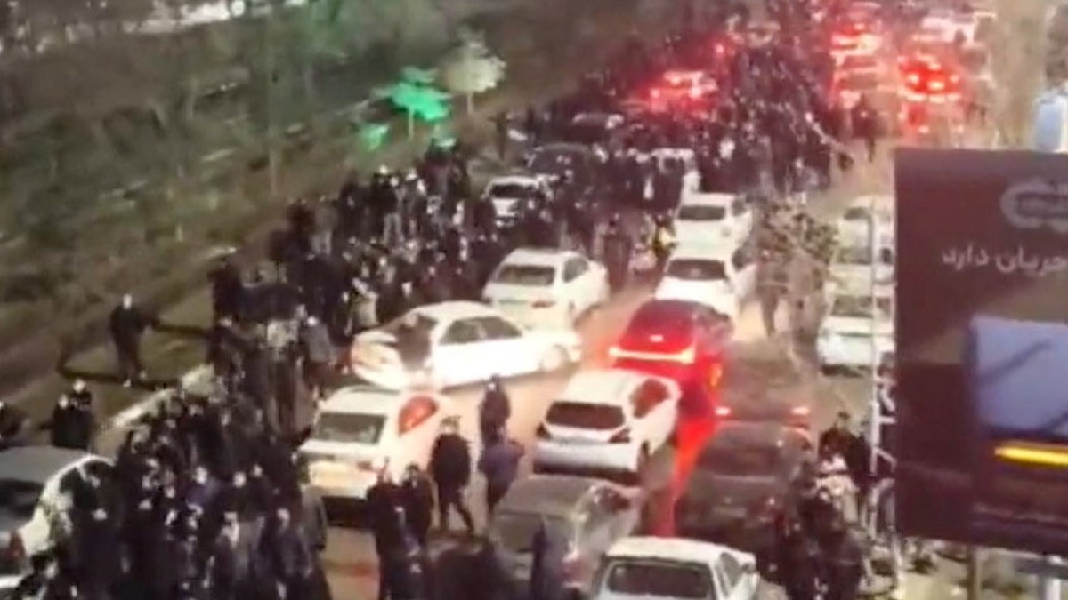 বিক্ষোভে পিছু হটবে না ইরান— খামেনির হুঁশিয়ারি