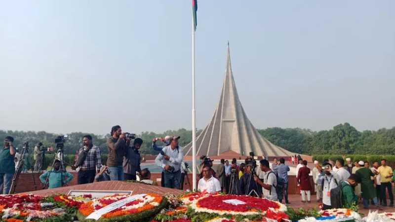 শহিদদের প্রতি শ্রদ্ধা জানাতে স্মৃতিসৌধে সর্বস্তরের মানুষ