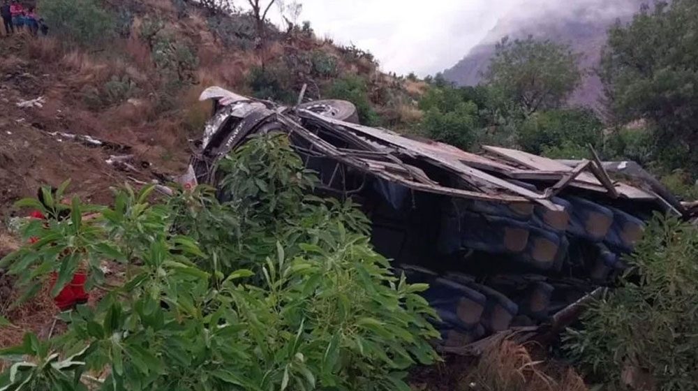 পেরুতে ৬৫০ ফুট গভীর গিরিখাতে বাস, নিহত ২৫