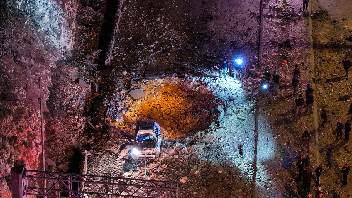 হামলার তীব্রতা বাড়াচ্ছে যুক্তরাষ্ট্র-ইসরায়েল, ইরানের পালটা হামলায় উত্তপ্ত গোটা অঞ্চল