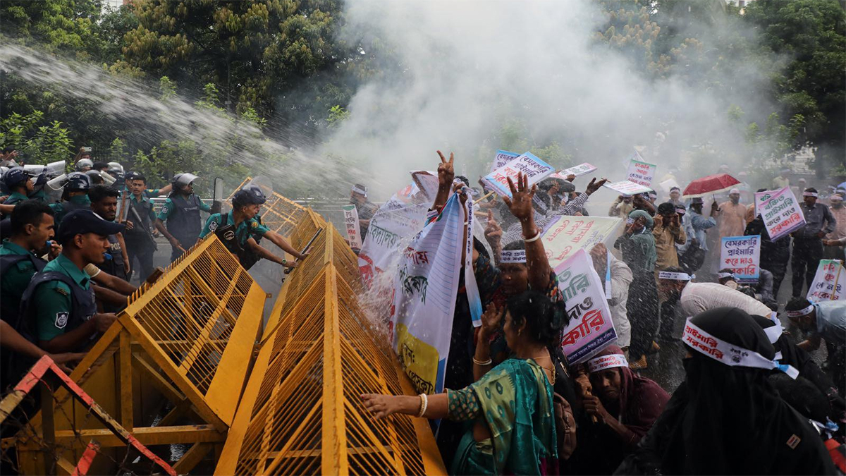 যমুনার পথে বেসরকারি প্রাথমিকের শিক্ষকদের ওপর লাঠিচার্জ-জলকামান