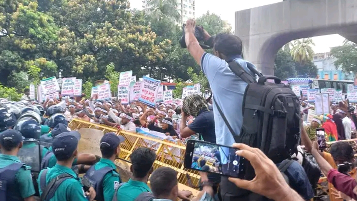 যমুনার পথে বেসরকারি প্রাথমিকের শিক্ষকদের ওপর লাঠিচার্জ-জলকামান