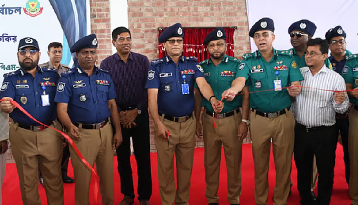 নীল-জলপাই রঙের শার্ট, খাকি প্যান্ট— নতুন পোশাকে পুলিশ