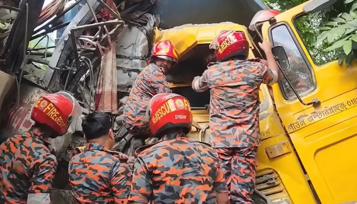শাহরাস্তিতে বাস-ট্রাক মুখোমুখি সংঘর্ষ, নিহত ৩