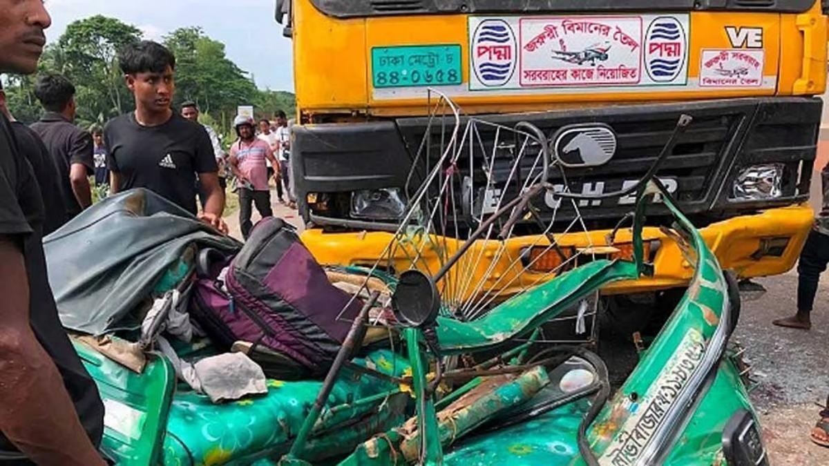 সিলেটে তেলবাহী ট্রাক-অটোরিকশার সংঘর্ষ. নিহত ৪