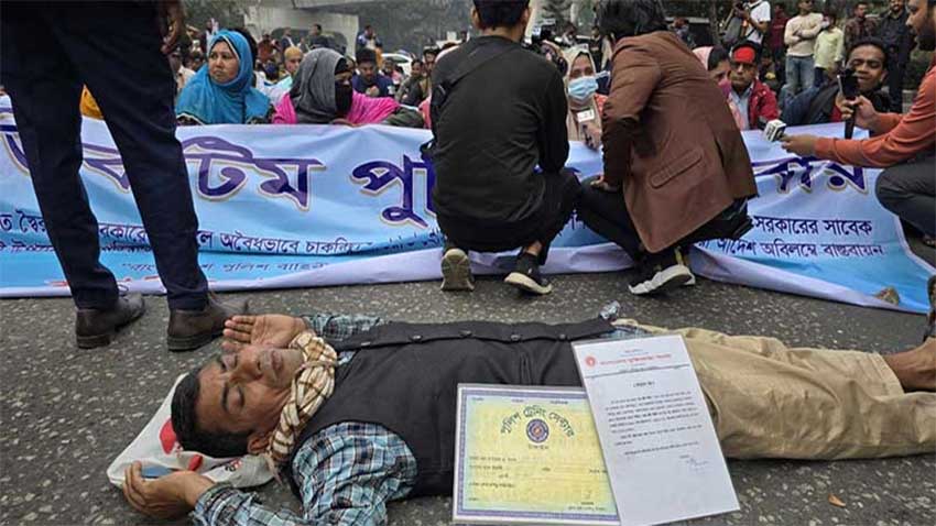 পুনর্বহালের দাবিতে ফের আন্দোলনে চাকরিচ্যুত পুলিশ সদস্যরা