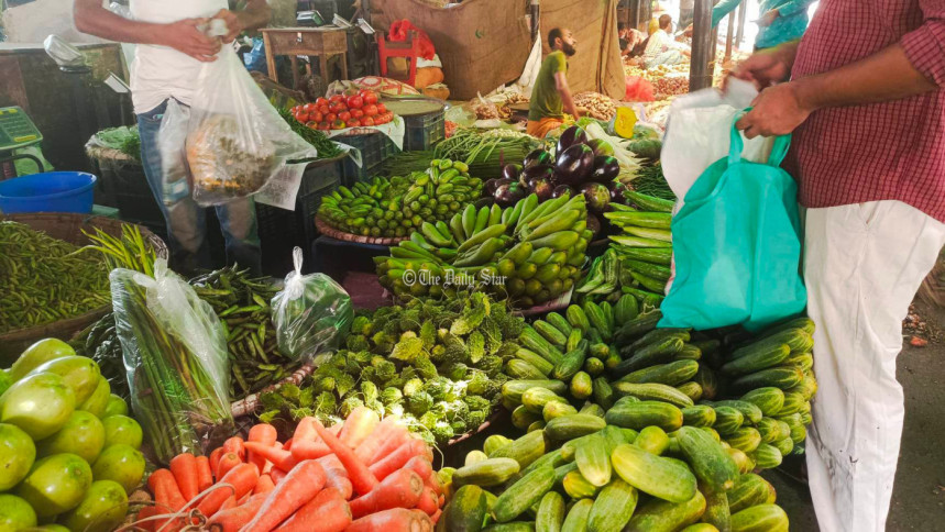 বেড়েছে নিত্যপণ্যের দাম, অসহায় ভোক্তারা