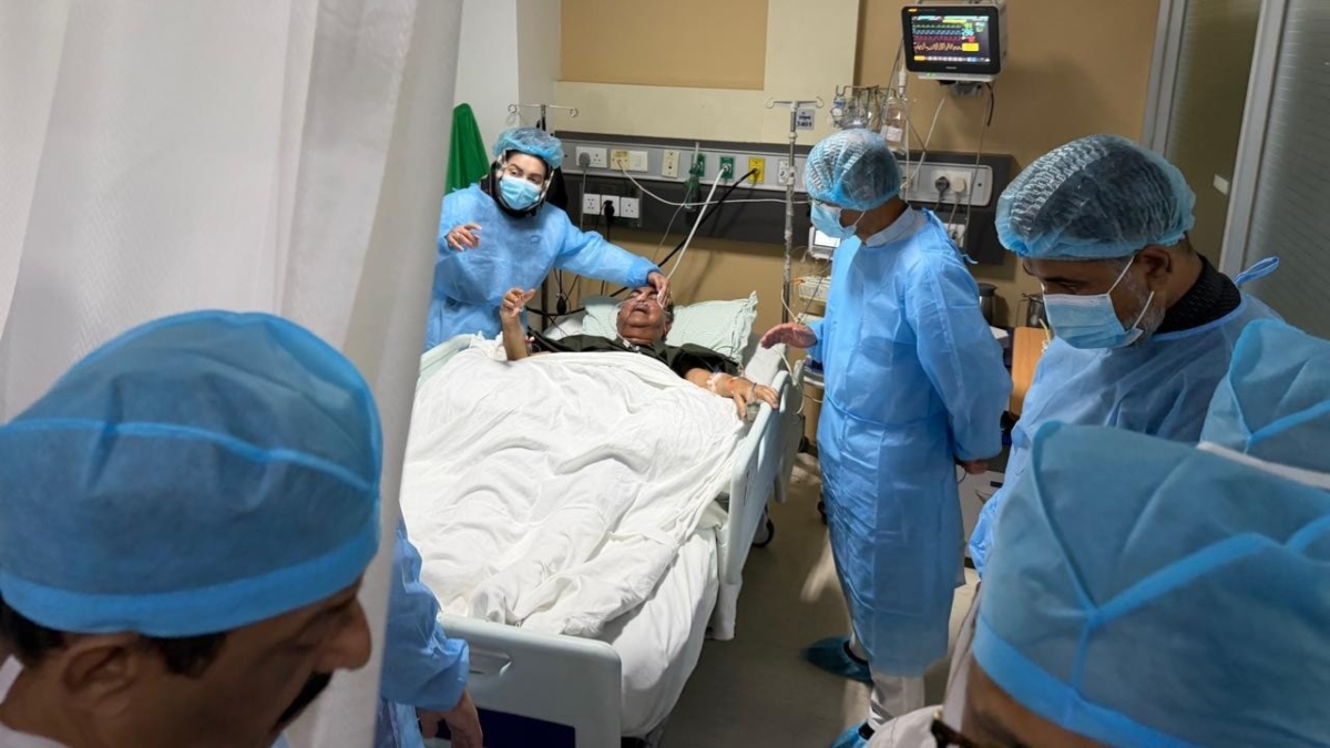 মির্জা আব্বাসের শয্যাপাশে প্রধানমন্ত্রী