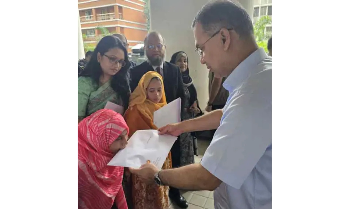 প্রতিবন্ধী তিন ব্যক্তির হাতে চাকরির নিয়োগপত্র তুলে দিলেন প্রধানমন্ত্রী