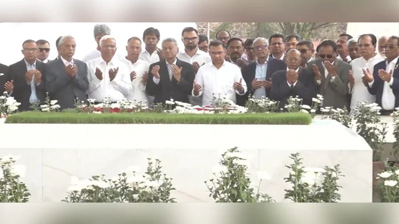 শহীদ জিয়া ও খালেদা জিয়ার সমাধিতে প্রধানমন্ত্রীর শ্রদ্ধা