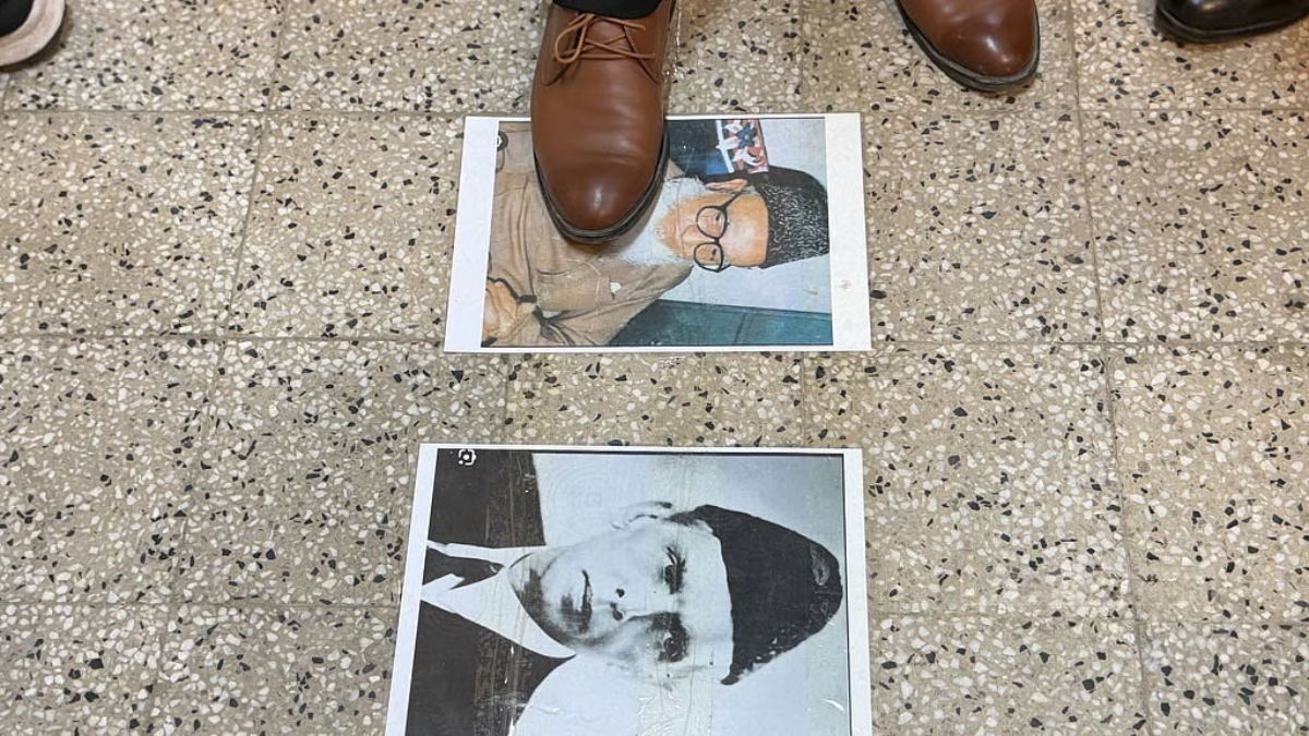 ডাকসু সংগ্রহশালার সামনে জিন্নাহ-আযমের ছবি পদদলন করে প্রতিবাদ