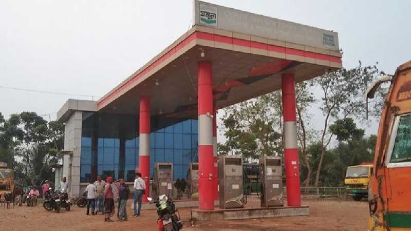 তেল না পেয়ে নড়াইলে পাম্প ম্যানেজারকে ট্রাকচাপায় ‘হত্যা’