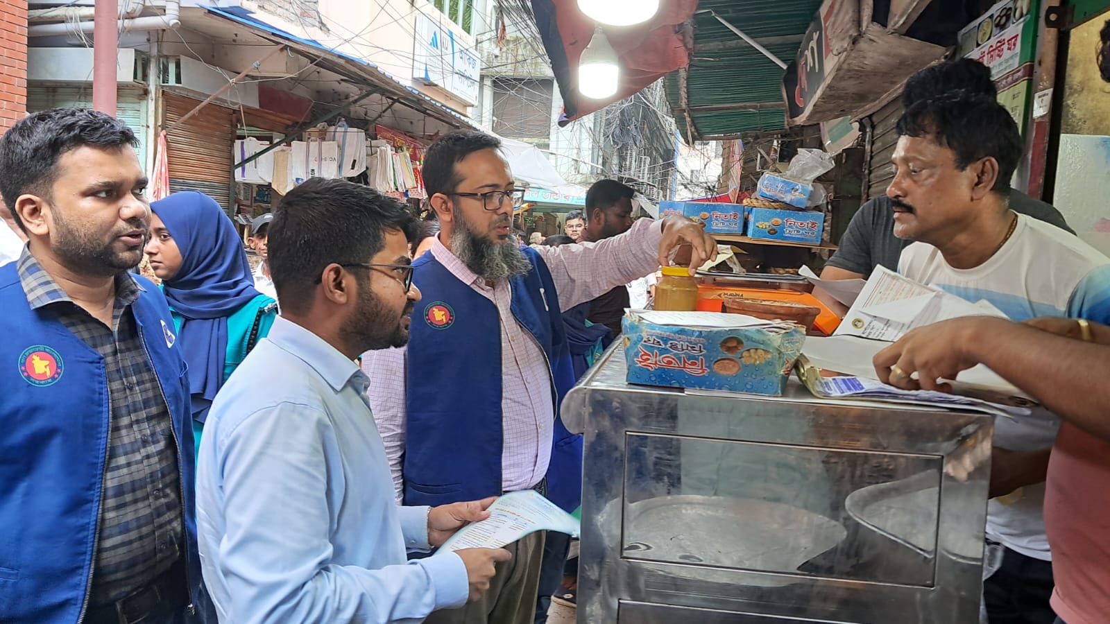 রাজশাহীতে বিএসটিআই অনুমোদন ছাড়াই দই-মিষ্টি বিক্রি, জরিমানা