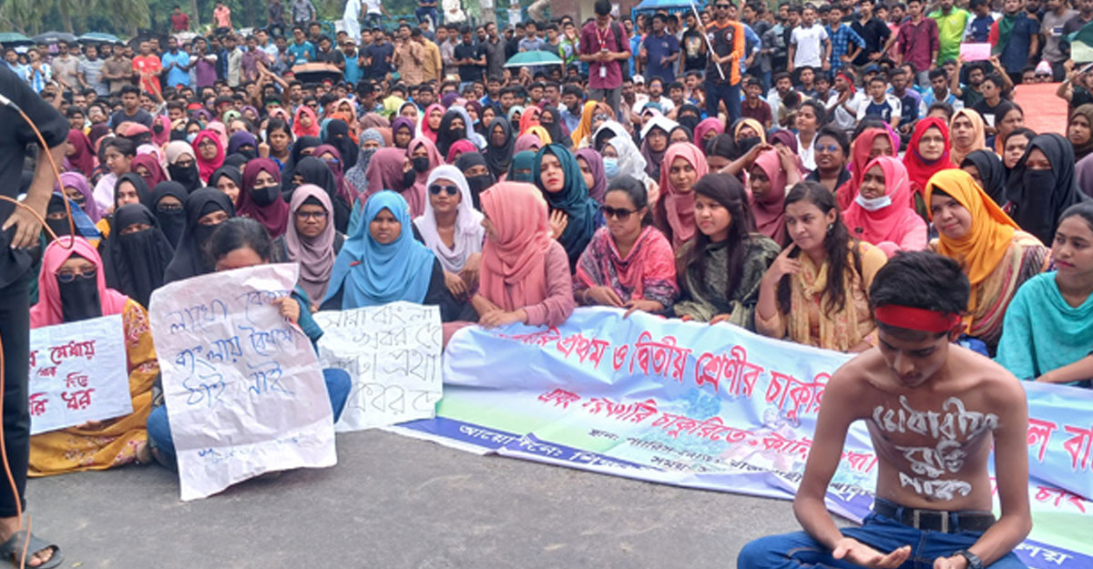 কোটা পুনর্বহালের প্রতিবাদে রাবি শিক্ষার্থীদের অবরোধ