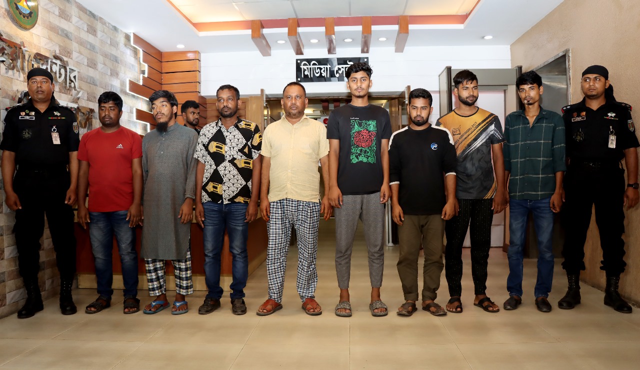 শিক্ষা উপবৃত্তি টাকা দেয়ার নামে প্রতারণার অভিযোগে গ্রেপ্তার ৮