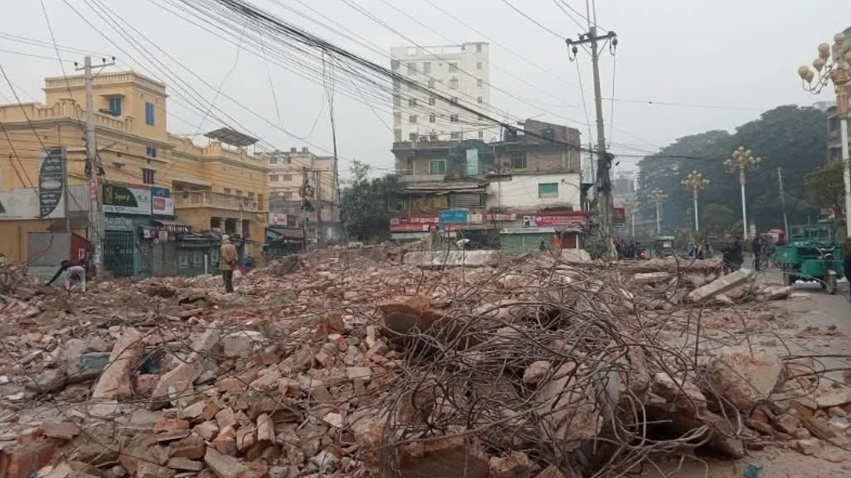 রাজশাহীতে গুঁড়িয়ে দেওয়া হলো আ.লীগ কার্যালয়