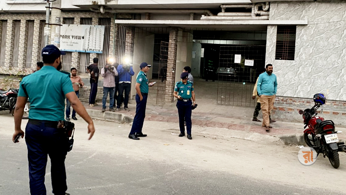 বাসায় ঢুকে বিচারকের স্কুলপড়ুয়া ছেলেকে ছুরিকাঘাতে হত্যা, স্ত্রী আহত