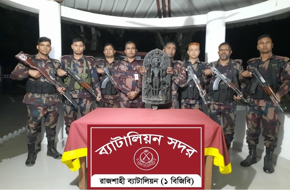 রাজশাহী সীমান্ত দিয়ে ভারতে পাচারের সময় কষ্টি পাথরের মূর্তি উদ্ধার