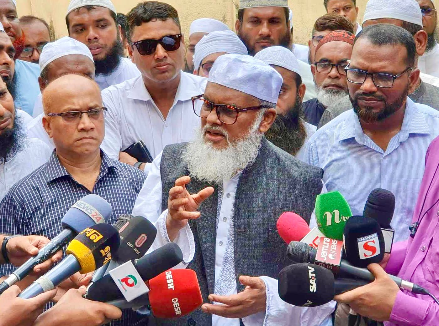 বিতর্ক সৃষ্টি হয় এমন কিছু করবে না অন্তর্বর্তী সরকার : ধর্ম উপদেষ্টা