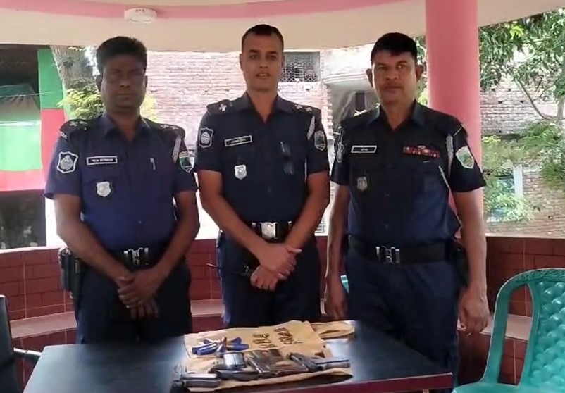 রাজশাহীতে শপিং ব্যাগে বিদেশি অস্ত্র ও গুলি