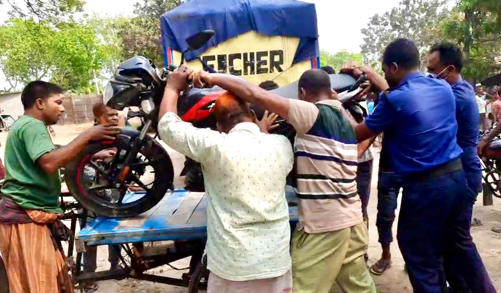 রাজশাহীতে ট্রাকচাপায় প্রাণ গেলো বাবা-ছেলের
