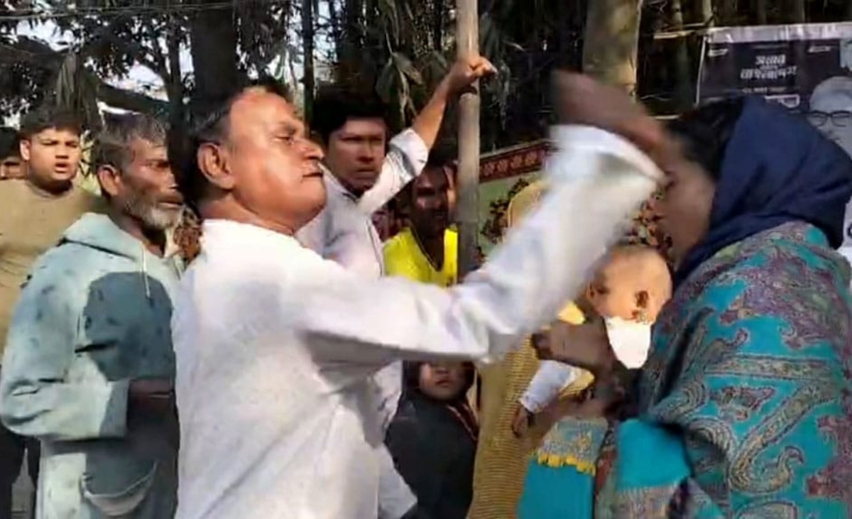 রাজশাহী-৩: কেন্দ্রের সামনে নারী স্বতন্ত্র প্রার্থীকে চড়-থাপ্পড়ের অভিযোগ