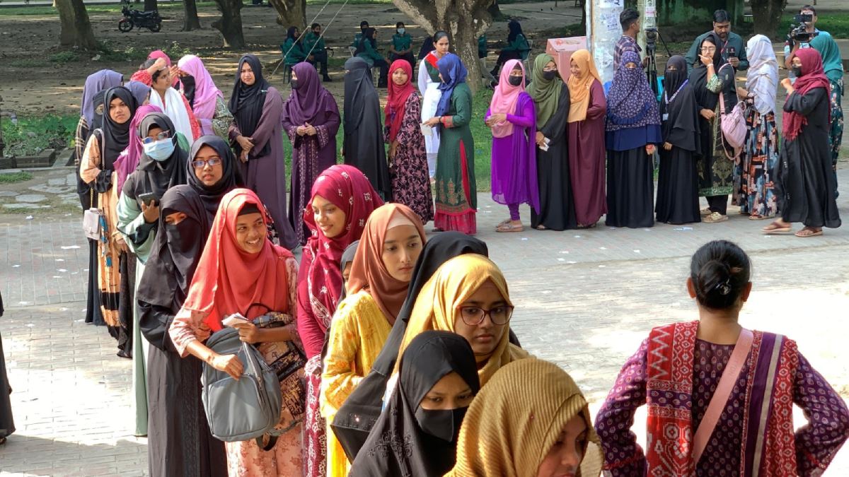 মেয়েদের ভোটকেন্দ্রে উপচে পড়া ভিড়