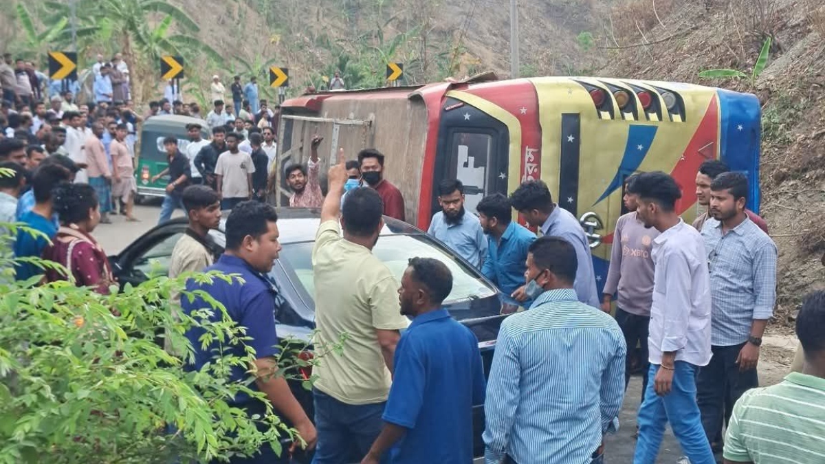 রাঙ্গামাটিতে সড়কে উল্টে গেল যাত্রীবাহী বাস, আহত অন্তত ২০