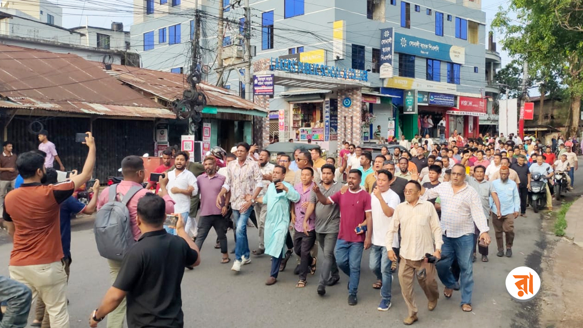দীপেন দেওয়ানের পদত্যাগ প্রত্যাহারের দাবিতে রাঙ্গামাটিতে সড়ক অবরোধ