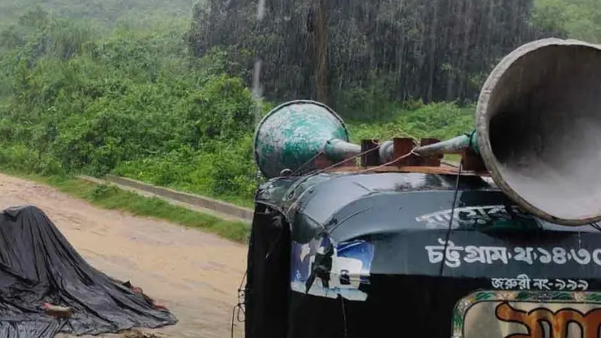 টানা বৃষ্টিতে চট্টগ্রামে পাহাড়ধসের শঙ্কা, আশ্রয়কেন্দ্রে যেতে মাইকিং