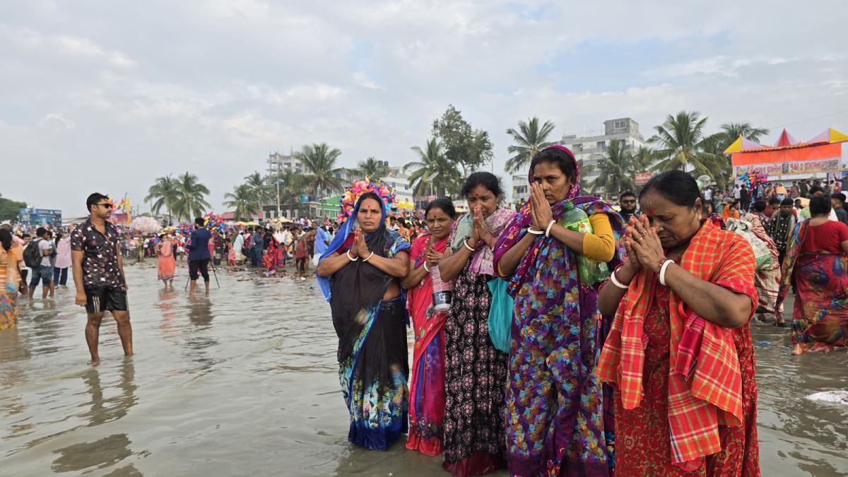 রাতভর আরাধনা, ভোরে হাজারো পুণ্যার্থীর পুণ্যস্নান