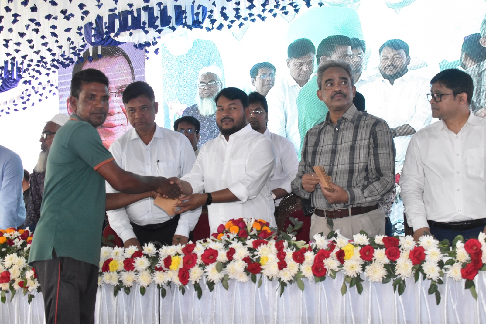 প্রধানমন্ত্রীর ঈদ উপহার পেলেন রাসিকের সহস্রাধিক পরিচ্ছন্নতা কর্মী