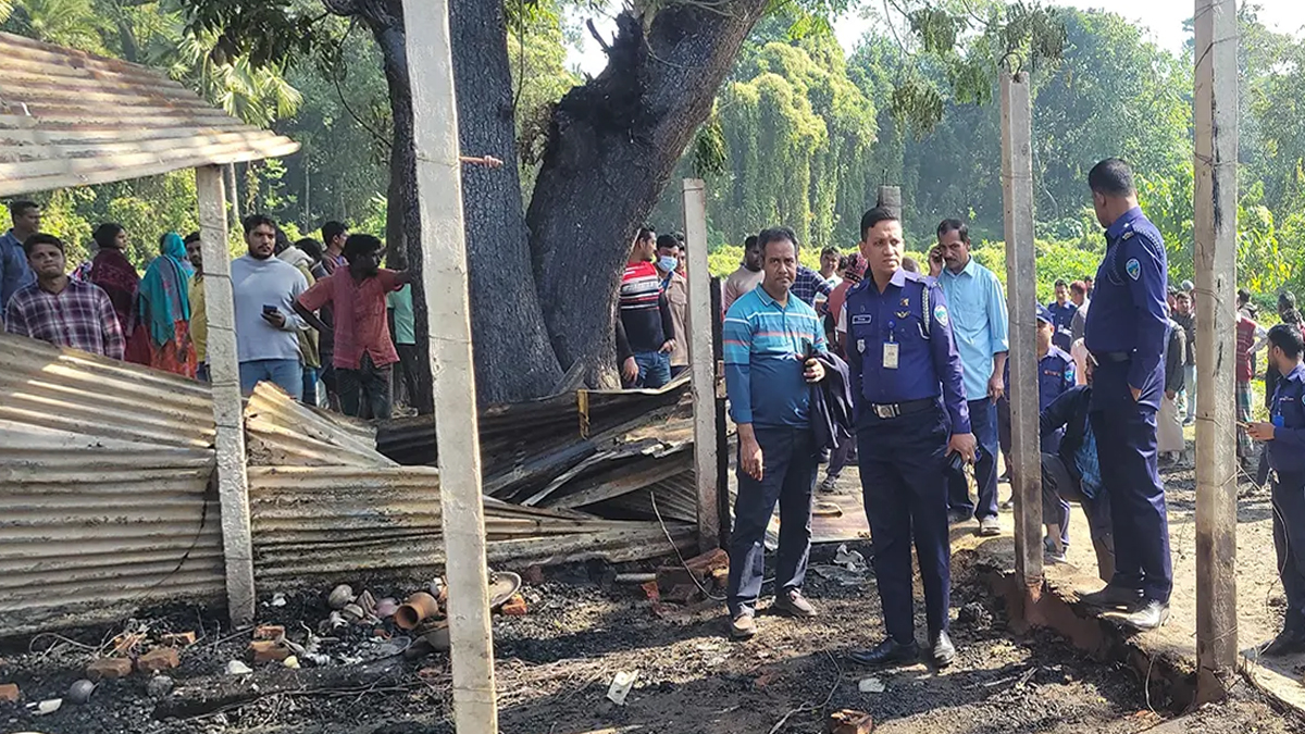 রাউজানে ফের ‘দরজা আটকে’ ঘরে আগুন, বেড়া কেটে প্রাণরক্ষা ৮ জনের