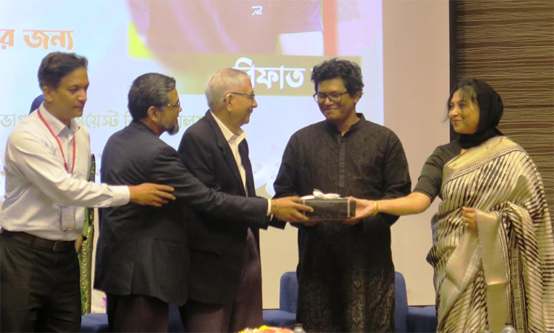 অভ্রর সহনির্মাতা রিফাতকে ইস্ট ওয়েস্ট বিশ্ববিদ্যালয়ে সংবর্ধনা