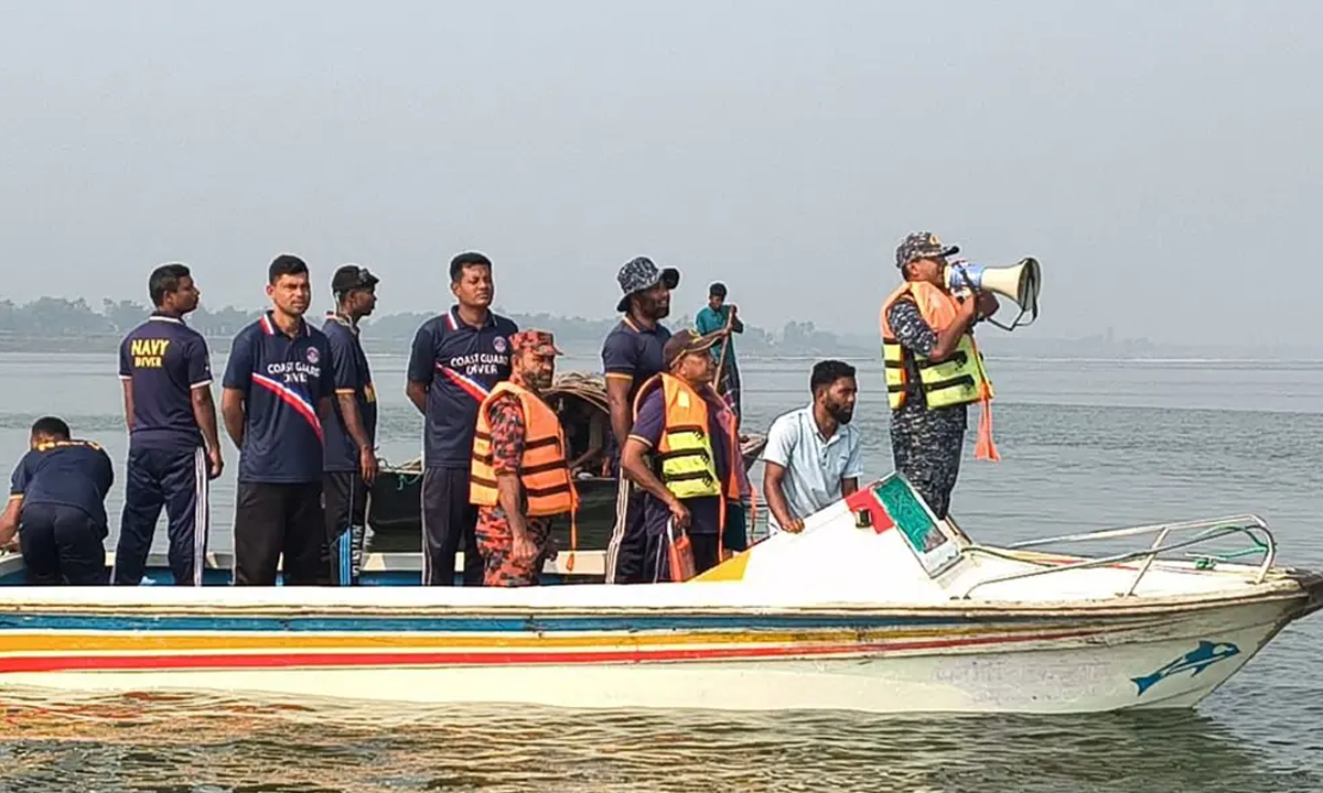 দৌলত‌দিয়ায় বাসডু‌বি: চলছে তৃতীয় দিনের মতো উদ্ধার কার্যক্রম